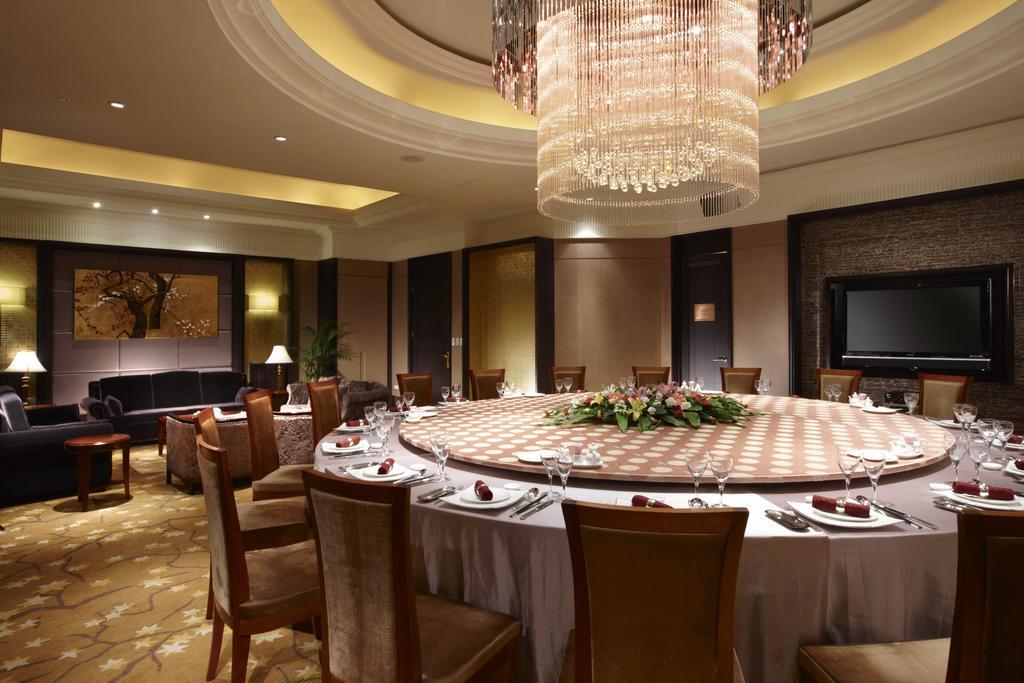 E-Da Royal Hotel Dashu Exterior foto A private dining room at the Mandarin Oriental, Hong Kong